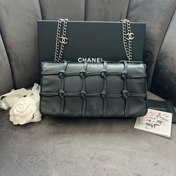 Vintage Chanel Knot Lambskin Bag - Picture 4 of 16